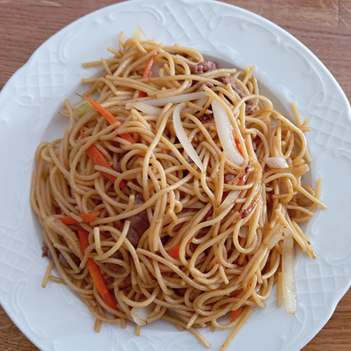 Tallarines fritos con ternera