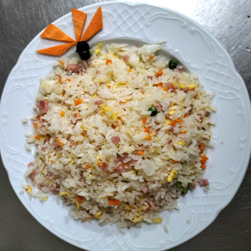 Arroz frito con tres delicias