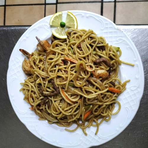 Tallarines fritos con tres delicias